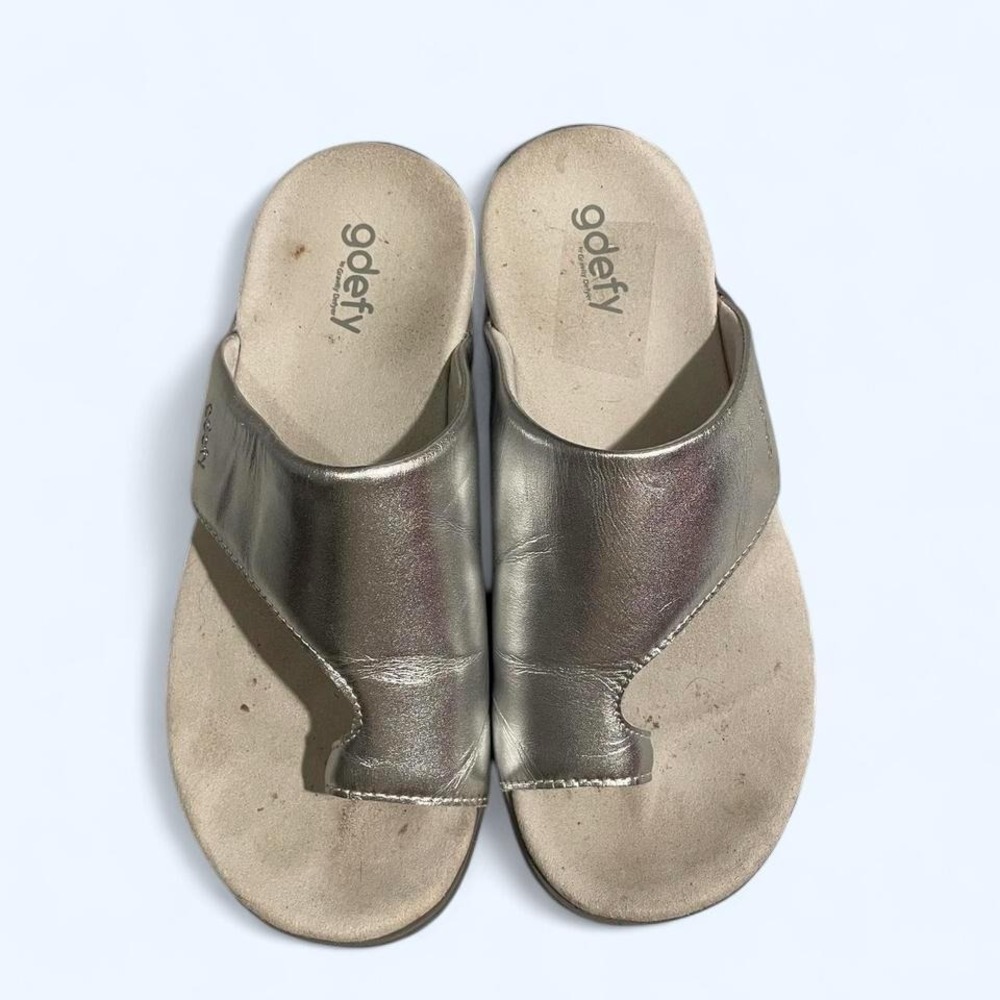 Silver leather toe-loop flip flops size 9 Gdefy by Gravity Defyer - Picture 2 of 6